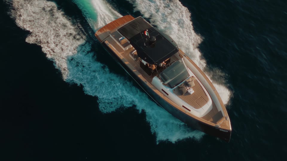 Bésame, a 43-foot Pardo, cruising the turquoise water